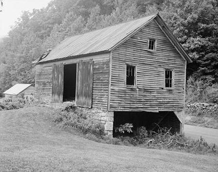 1880 Pennsylvania Wagon Barn and Corn Crib